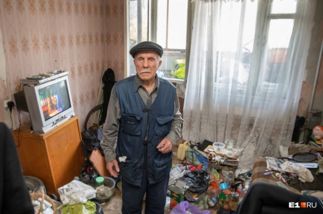В Екатеринбурге мужчина избивает 80-летнего отца из-за квартиры