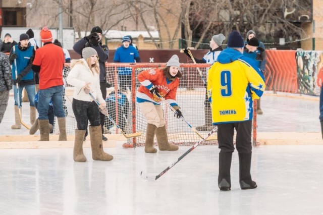 В Тюмени прошёл турнир по хоккею в валенках В Тюмени прошёл турнир по хоккею в валенках