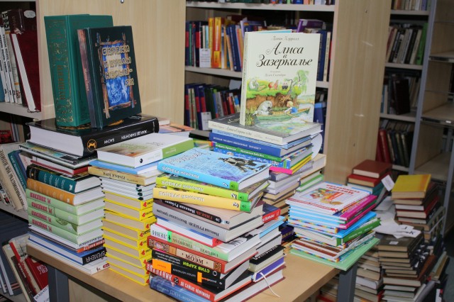 Ученики школы-интерната в Лямина получили в подарок 145 книг