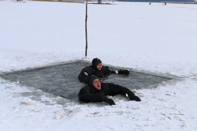В Ханты-Мансийске спасали провалившихся под лёд