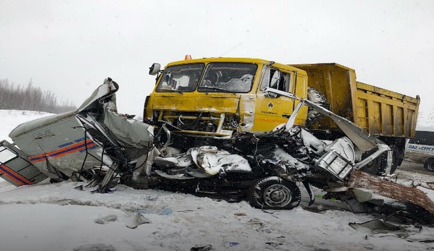 Жертвами страшной аварии в Нефтеюганском районе оказались четверо спасателей