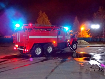 В Югре пожарные спасли мужчину, запертого в горящей квартире