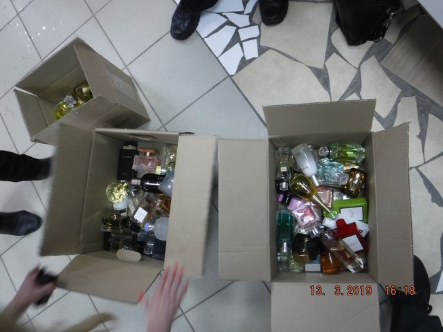 В Нижневартовске сотрудники таможни нашли контрафактные духи В Нижневартовске сотрудники таможни нашли контрафактные духи