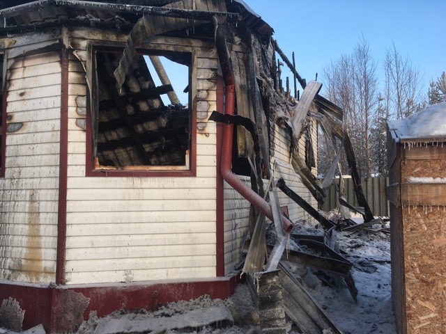 В Сургуте сгорел жилой дом, пострадавшим нужна помощь