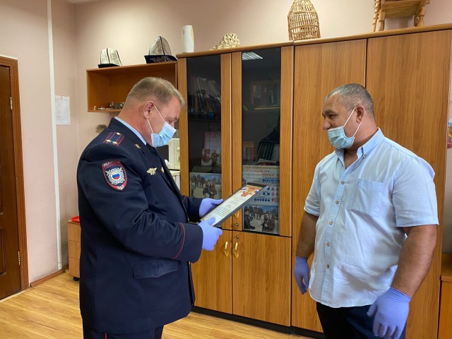 ​В Сургутском районе полицейские наградили сургутянина, который задержал преступника