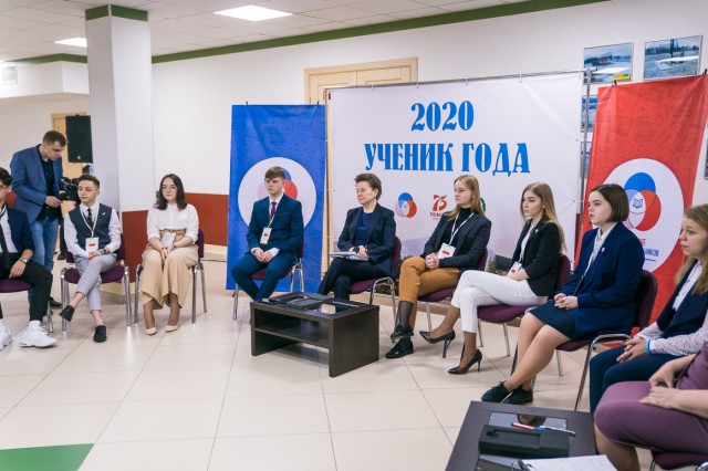 Школьница из Фёдоровского вышла в финал конкурса «Ученик года» и встретилась с губернатором