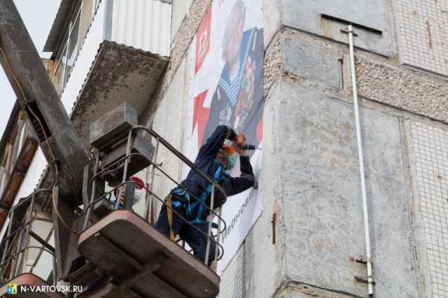 В Югре на фасадах домов начали размещать портреты фронтовиков