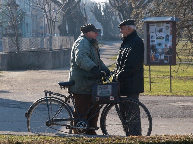 Частные перевозчики Омска снизили стоимость проезда для пенсионеров