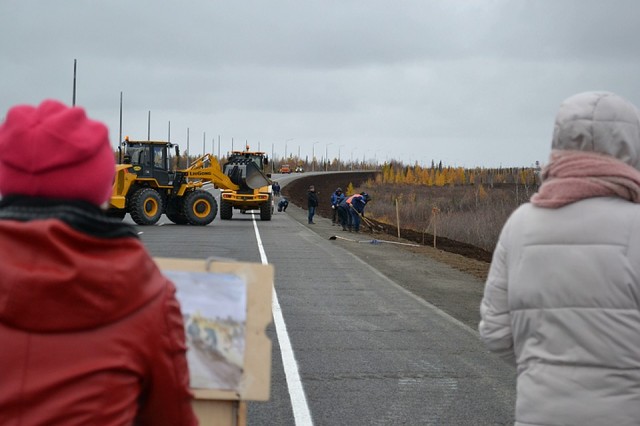 На Ямале студенты прямо на трассе зарисовали дорожные работы На Ямале студенты прямо на трассе зарисовали дорожные работы