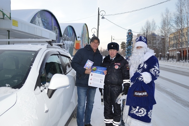 ​Полицейский Дед Мороз напомнил водителям Югры о правилах перевозки детей в авто