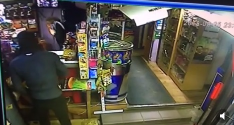 В Сургуте продавец, разговаривая по телефону, отбилась от грабителей