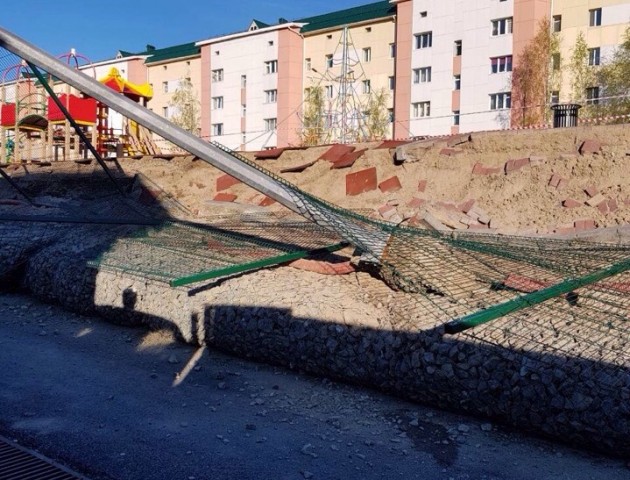 В Ханты-Мансийске выясняют причины обрушения новой детской площадки