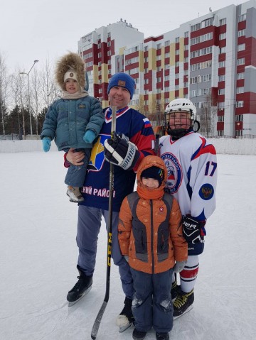 Юные спортсмены Белого Яра и их родители выясняли отношения на хоккейном корте