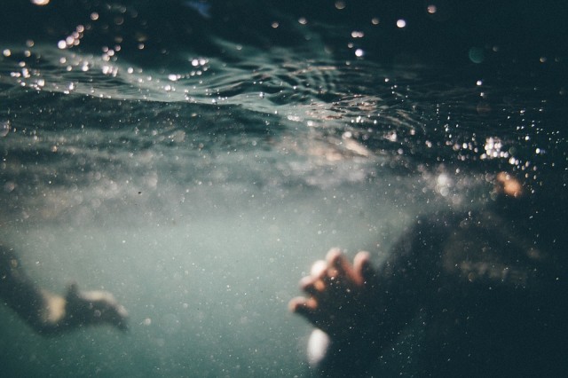 В Сургуте в бассейне 14-летний подросток едва не утонул