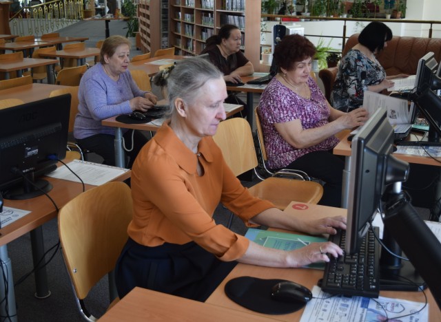 Пенсионеры Сургутского района повышают уровень компьютерной грамотности