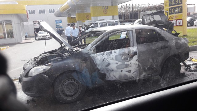 В Сургуте загорелся автомобиль с водителем внутри