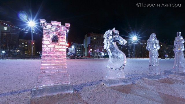 Житель Лянтора сломал ледяную скульптуру на площади