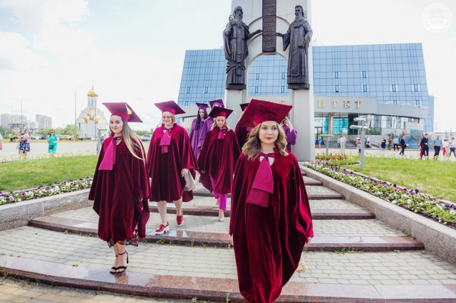 Выпускникам сургутского университета вручили красные дипломы Выпускникам сургутского университета вручили красные дипломы