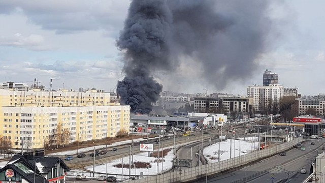 В день траура в Санкт-Петербурге загорелся крупный автосалон. Людей экстренно эвакуировали