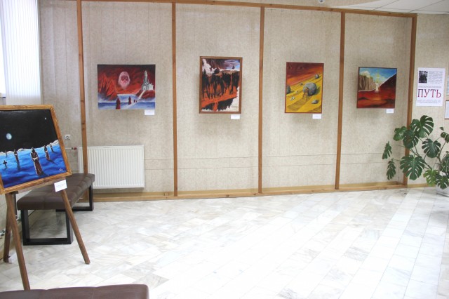 В Угутском музее открылась выставка ​"Путь" художника Константинова