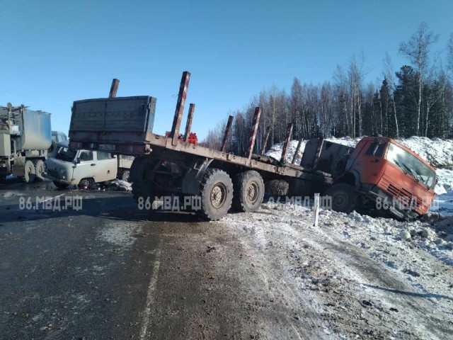 В Югре при столкновении с грузовиком погиб водитель «УАЗа»