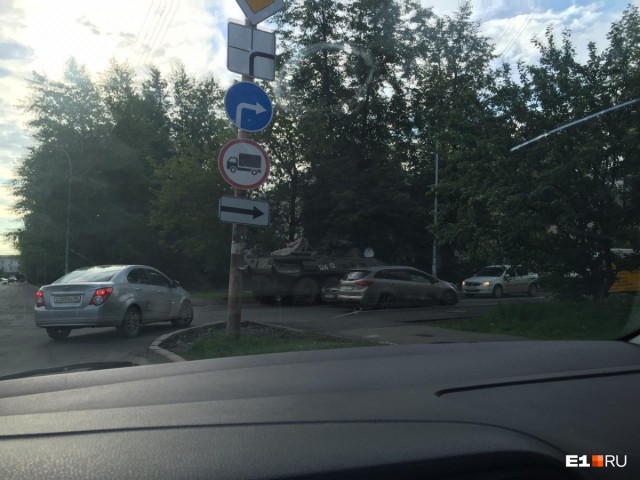 В Екатеринбурге из-за застрявшего БТР образовалась пробка
