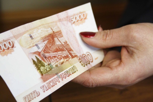 Молодым югорчанам начали приходит причитающиеся 5 тысяч рублей
