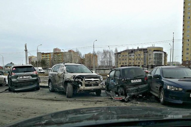 Тюменец, разбивший 13 автомобилей, заплатит 300 тысяч рублей