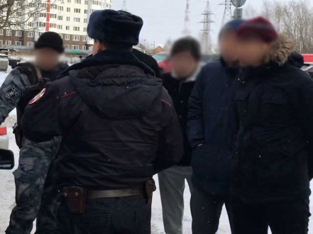 В Сургуте двое грабителей напали на таксиста с ножом В Сургуте двое грабителей напали на таксиста с ножом