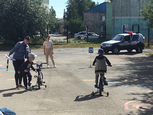 В Сургутском районе сотрудники ГИБДД учат детей правилам дорожного движения