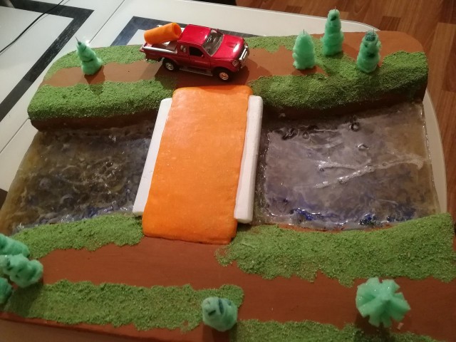 Школьник из Лянтора придумал модель переносного моста для помощи во время паводков / ФОТО