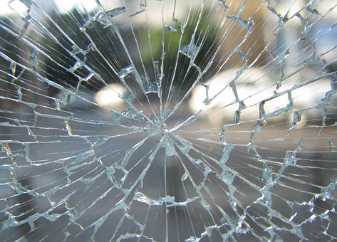 Женщина, уснувшая за рулём, спровоцировала серьёзную аварию Женщина, уснувшая за рулём, спровоцировала серьёзную аварию