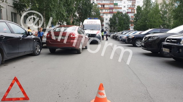 В Сургуте 6-летняя девочка попала под машину во дворе