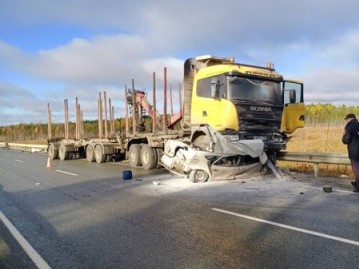 В Югре в лобовом столкновении с грузовиком погиб водитель иномарки