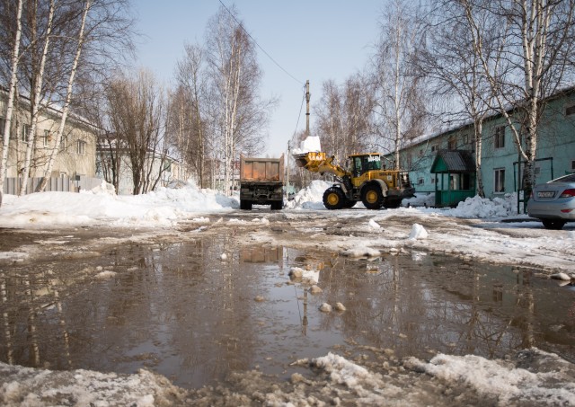 В Сургутском районе коммунальщики ускорились с вывозом снега