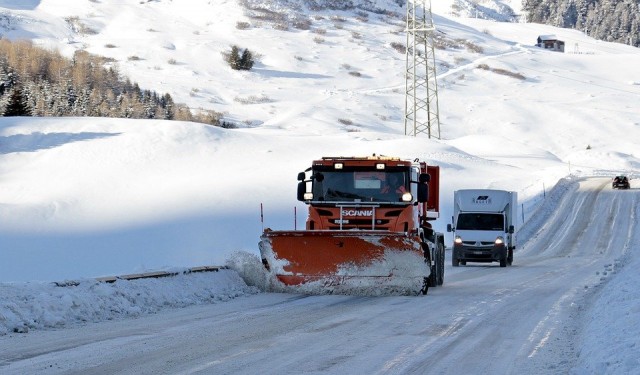 ​На трассах Югры сотрудники ДПС помогают замерзающим водителям