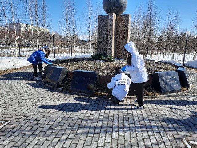 В Фёдоровском волонтёры Победы привели в порядок мемориал