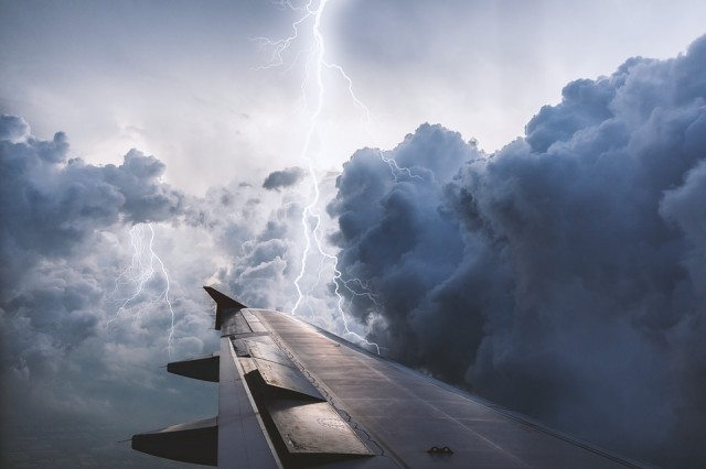 В самолет, летевший из Тюмени в Сочи, попала молния