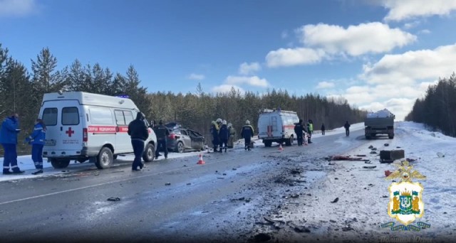 ​На трассе в ХМАО в тройном смертельном ДТП погибли беременная женщина и ребенок