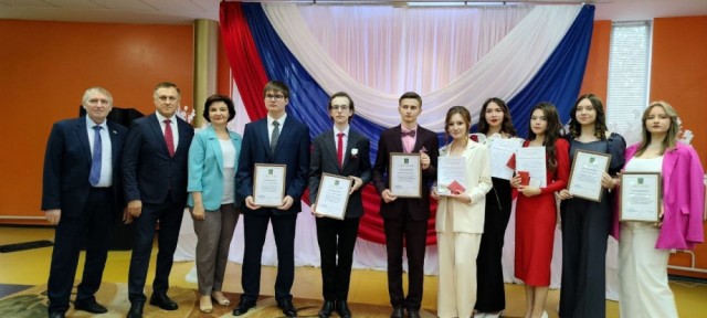 В Сургутском районе 48 выпускников получили медали за успехи в учебе