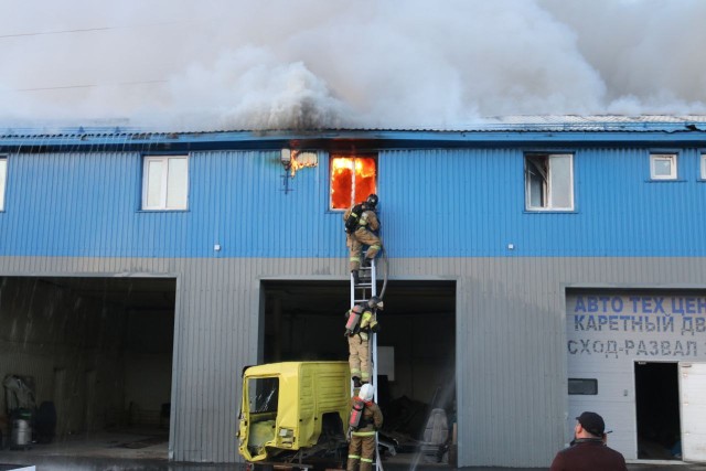 В Ханты-Мансийске горит производственное здание на площади 300 кв. метров