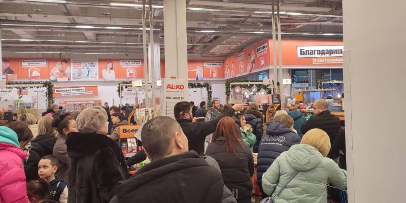 оби мега химки пожар. касторама сотрудники. оби работники. касса obi. гипермаркет оби казахстан.