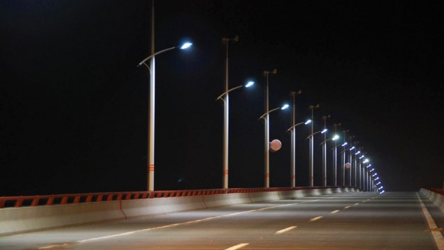 В Югре на опасных участках дорог построят линии освещения
