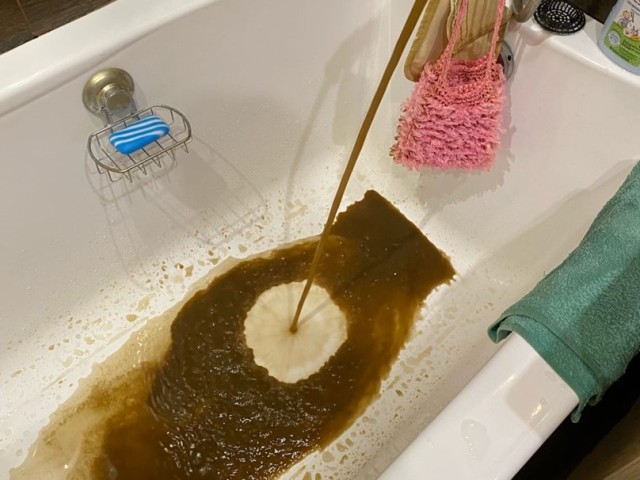 ​В ХМАО жители жалуются на грязную воду. «Черная и вонючая»