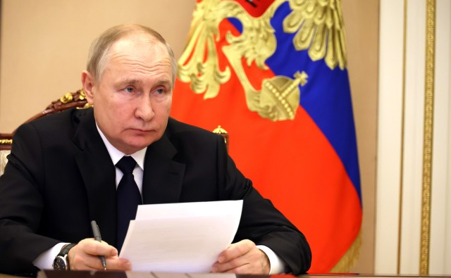 Владимир Путин наградил двух жителей ХМАО Владимир Путин наградил двух жителей ХМАО