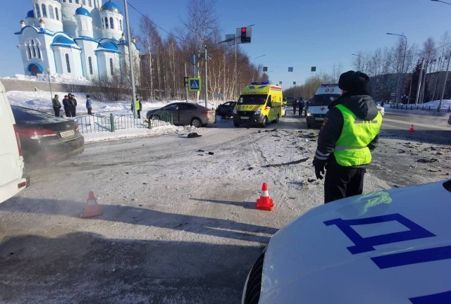 В Сургуте в ДТП с тремя автомобилями погибла 44-летняя женщина В Сургуте в ДТП с тремя автомобилями погибла 44-летняя женщина