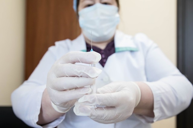 В ХМАО в течение месяца ждут поступления распылителей для назальной вакцины от ковида
