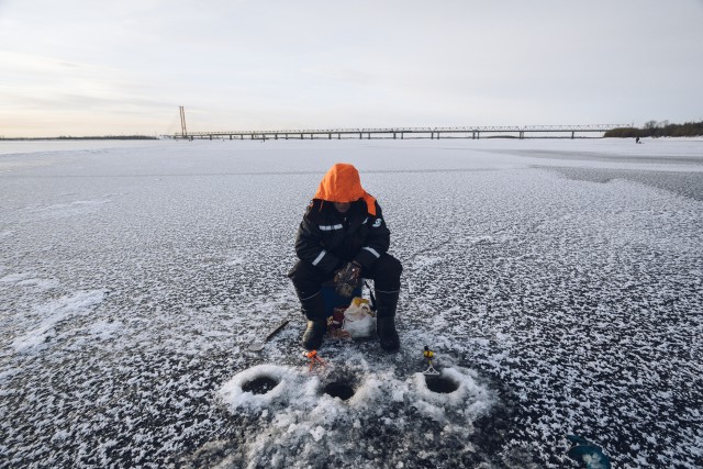 В ХМАО рыбаки вышли на неокрепший лед. Видео