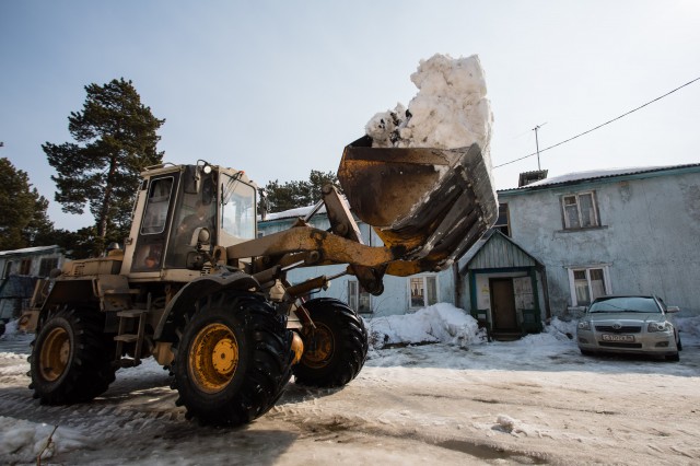 В Сургутском районе коммунальщики в усиленном режиме вывозят снег с дорог и дворов