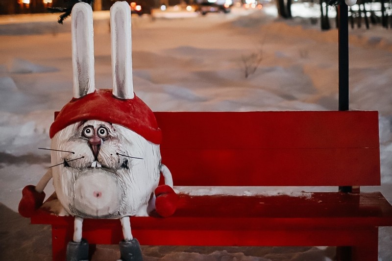 В каком городе заяц сидит на скамейке